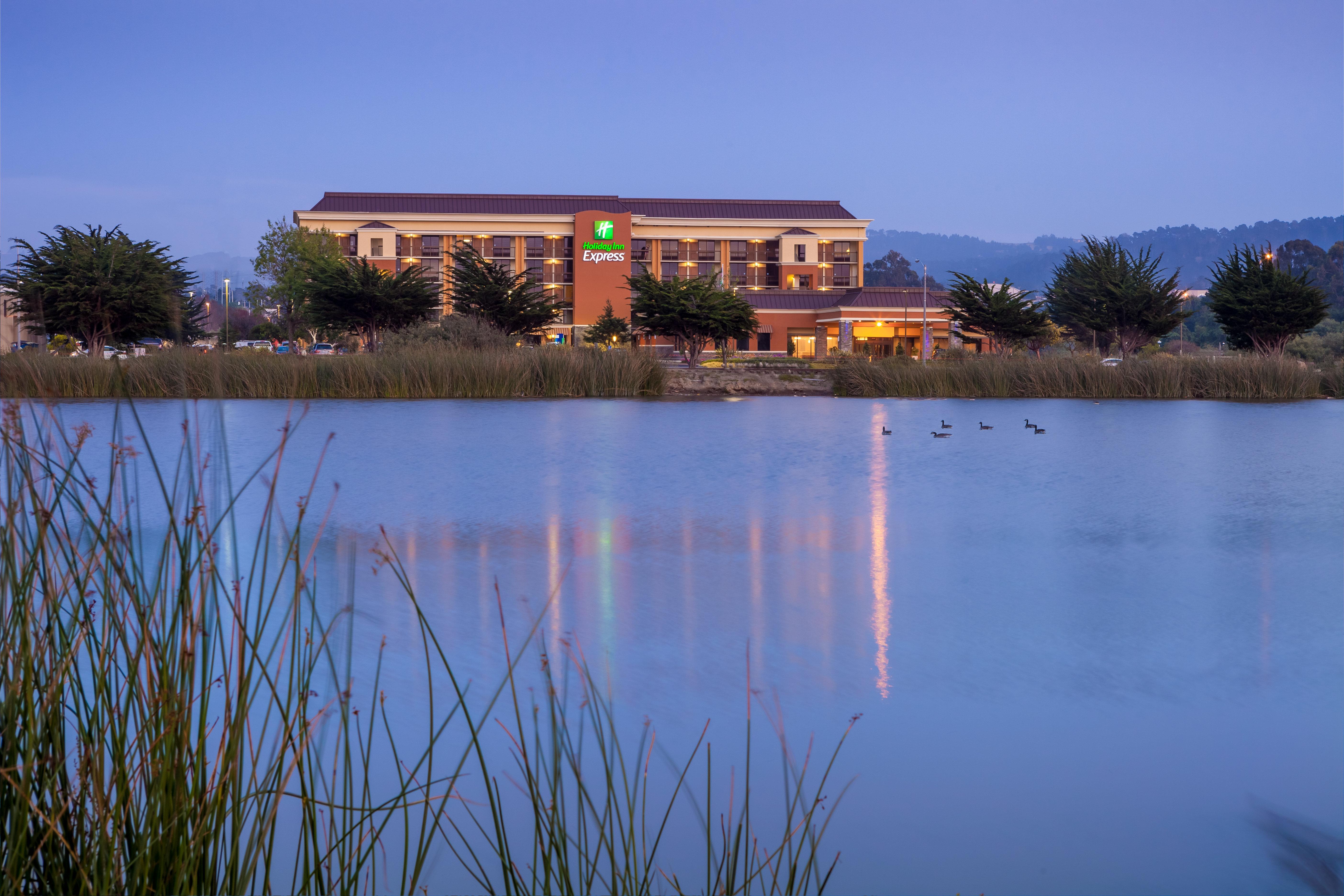 Holiday Inn Express At Monterey Bay By Ihg Seaside Exteriör bild
